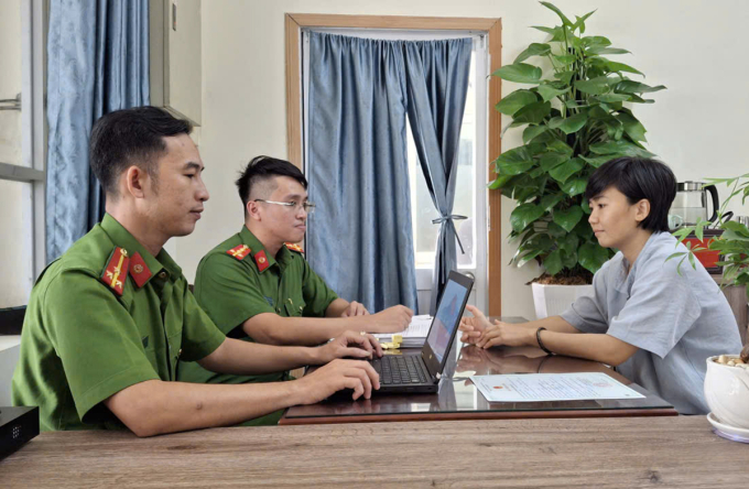 Công an xã Nhà Bè làm việc với người mẹ. Ảnh: Bảo Trân