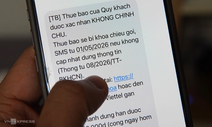 Tin nhắn từ nhà mạng gửi đến một người dùng yêu cầu xác thực, nếu không sẽ bị khóa chiều gọi và nhắn tin đi. Ảnh: Lưu Quý