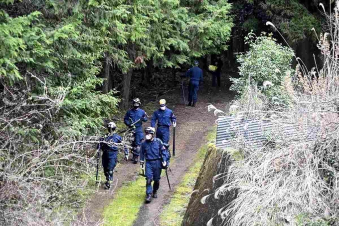 Cảnh sát tìm kiếm cậu bé mất tích ở Nantan, Kyoto. Ảnh: Yomiuri Shimbun