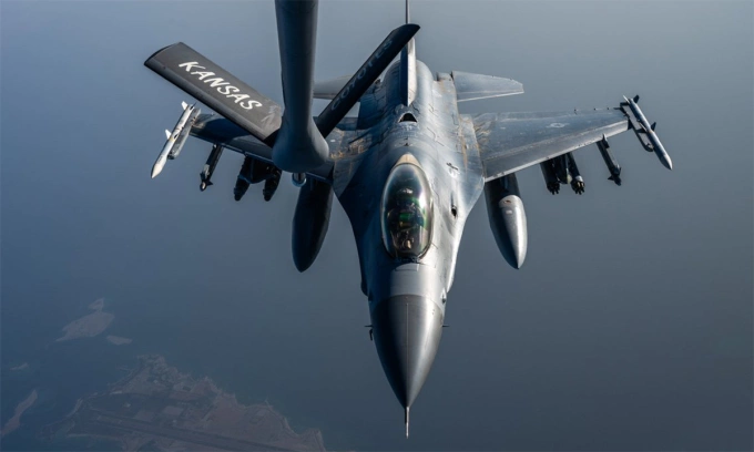 Tiêm kích F-16 bay gần máy bay tiếp dầu tại Trung Đông trong ảnh công bố ngày 5/5. Ảnh: CENTCOM