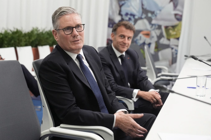 Thủ tướng Anh Keir Starmer (trái) và Tổng thống Pháp Emmanuel Macron tại hội nghị thượng đỉnh Cộng đồng Chính trị châu Âu ở Yerevan, Armenia ngày 4/5. Ảnh: AFP