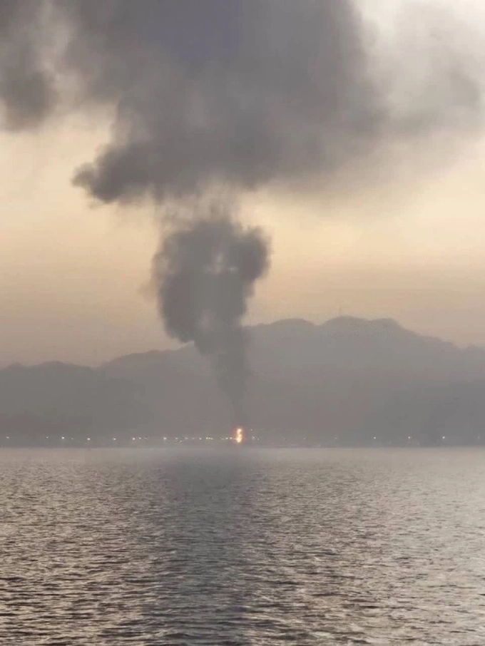 Khói đen bốc lên từ khu vực cảng Fujairah ở UAE sau đòn tấn công của Iran ngày 4/5. Ảnh: X/ The Hormuz Letter