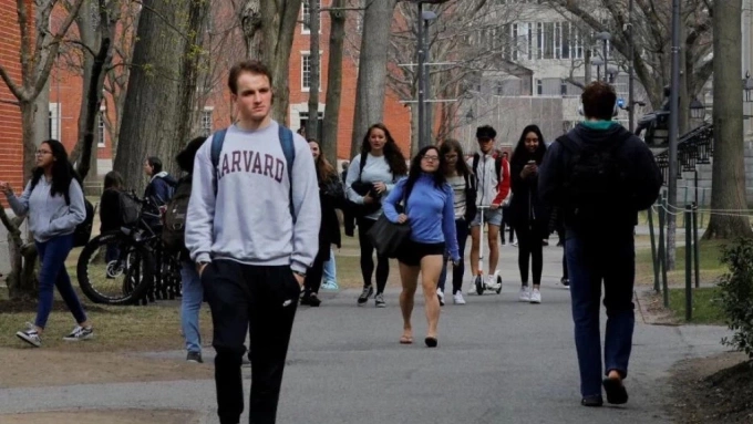 Sinh viên Mỹ đi bộ trong khuôn viên Đại học Harvard. Ảnh: Reuters