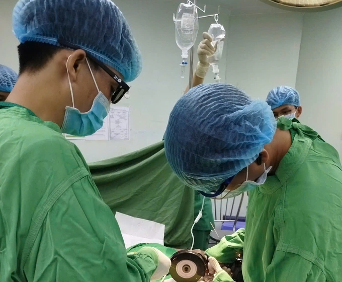 Các bác sĩ dùng máy cắt hai vòng sắt cứu của quý bệnh nhân. Ảnh: Thanh Phong