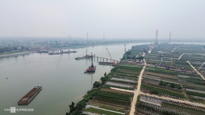 Khu vực xây dựng cầu Mễ Sở bắc qua sông Hồng, tháng 3/2026. Ảnh: Phạm Chiểu