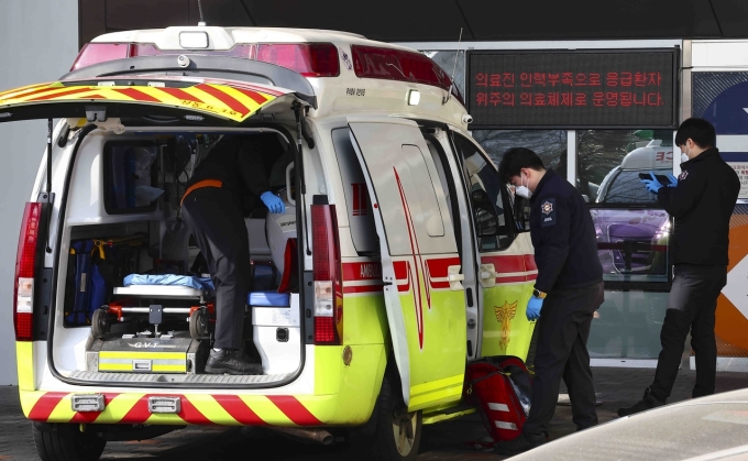 Nhân viên y tế bên ngoài phòng cấp cứu một bệnh viện đại học ở Seoul ngày 25/2. Ảnh: Newsis
