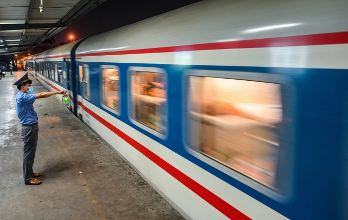 Tàu khách ở ga Hà Nội. Ảnh: Giang Huy.