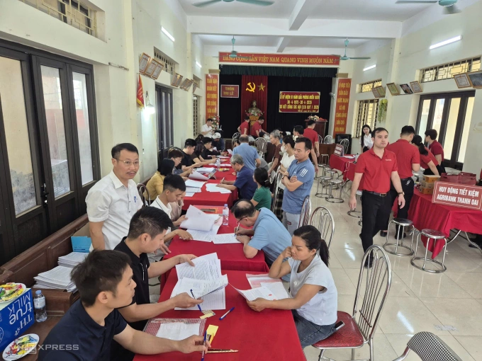 Người dân nhận tiền đền bù tại thôn Tri Lễ, xã Dân Hòa. Ảnh: Gia Chính