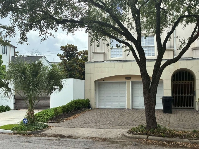 Căn nhà nơi phát hiện thi thể 4 người trong gia đình ở phố Kingston, khu River Oaks, thành phố Houston. Ảnh: Houston Chronicle
