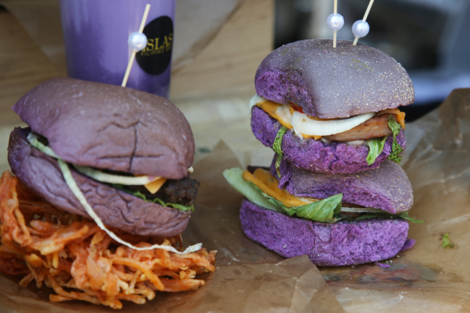 Burger ube tại một quầy đồ ăn ở Toronto, Canada tháng 8/2023. Ảnh: AFP