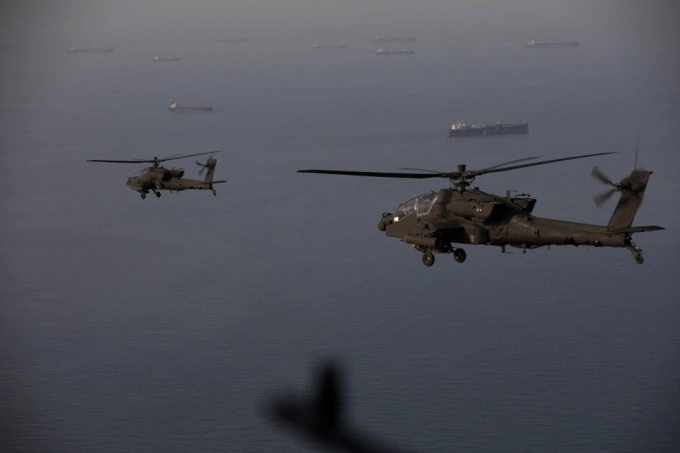 Trực thăng AH-64 của quân đội Mỹ bay tuần tra phía trên eo biển Hormuz ngày 17/4. Ảnh: AFP