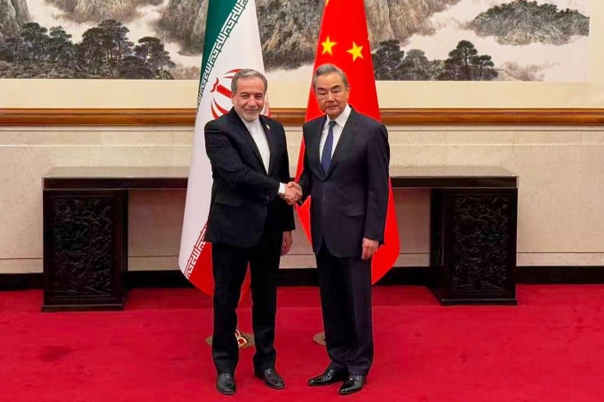 Ngoại trưởng Iran Abbas Araghchi (trái) bắt tay Ngoại trưởng Trung Quốc Vương Nghị tại Bắc Kinh ngày 6/5. Ảnh: BNG Iran