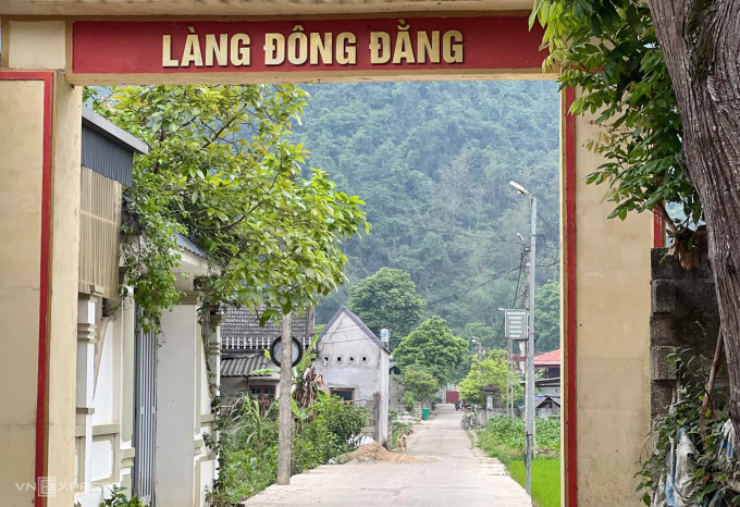 Cổng vào làng Đông Đằng, thôn có 138 hộ dân phần lớn là người Tày mang họ Dương. Ảnh: Hồng Chiêu