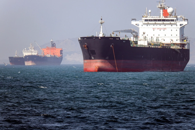 Tàu dầu neo đậu ở eo biển Hormuz ngày 2/5. Ảnh: AFP
