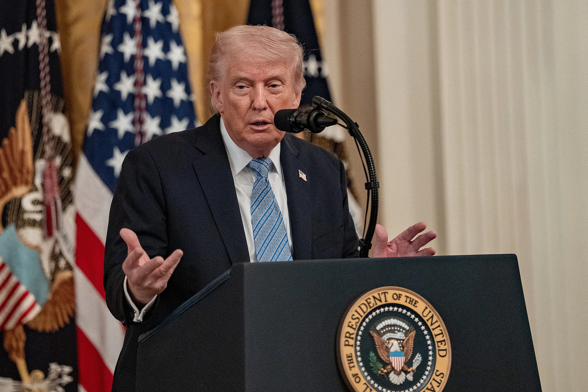 Ông Trump thông báo dừng chiến dịch hỗ trợ tàu qua Hormuz - Báo VnExpress