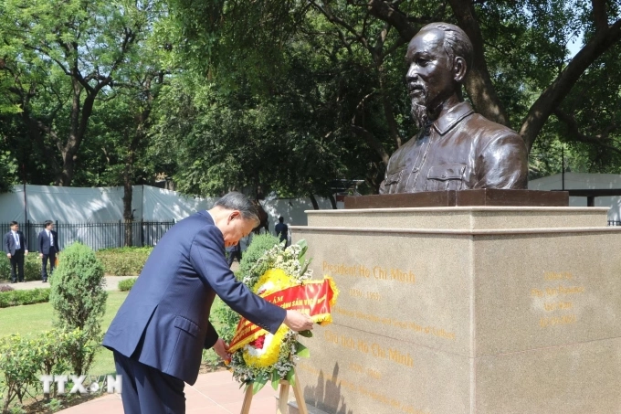 Tổng Bí thư, Chủ tịch nước Tô Lâm đặt vòng hoa tưởng niệm tại tượng Chủ tịch Hồ Chí Minh, trong Công viên G20 ở thủ đô New Delhi ngày 6/5. Ảnh: TTXVN