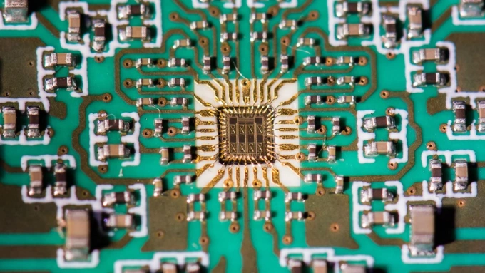 Một mẫu chip Silicon-germanium. Ảnh: EurekAlert