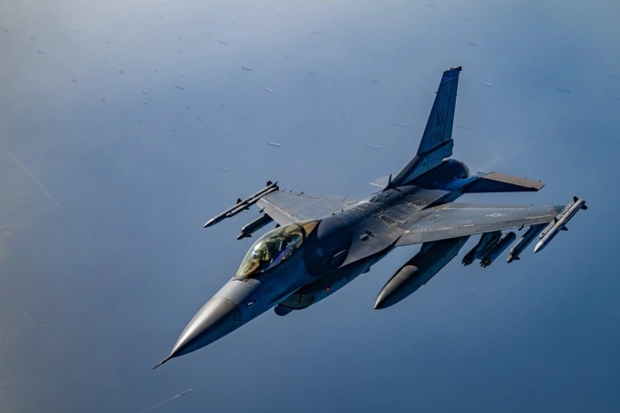 Tiêm kích F-16 của Mỹ tuần tra gần eo biển Hormuz trong ảnh công bố ngày 5/5. Ảnh: X?CENTCOM