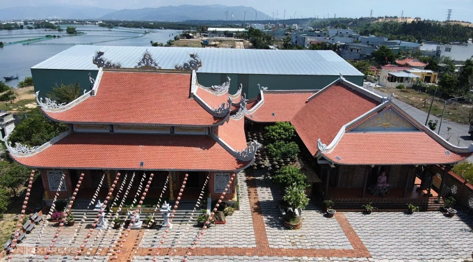Chùa Linh Sơn trở thành điểm tâm linh cho người dân vùng biển. Ảnh: Trần Hóa