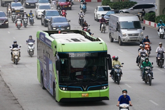 Xe buýt điện chạy trên đường Nguyễn Trãi, Hà Nội chiều 7/5. Ảnh: Hoàng Giang