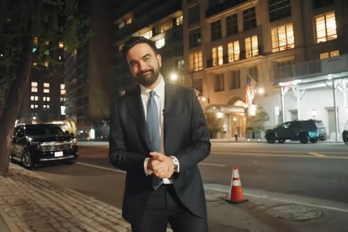 Thị trưởng New York Zohran Mamdani quay video về chính sách thuế mới trước tòa nhà có căn hộ áp mái của tỷ phú Ken Griffin. Ảnh chụp màn hình.