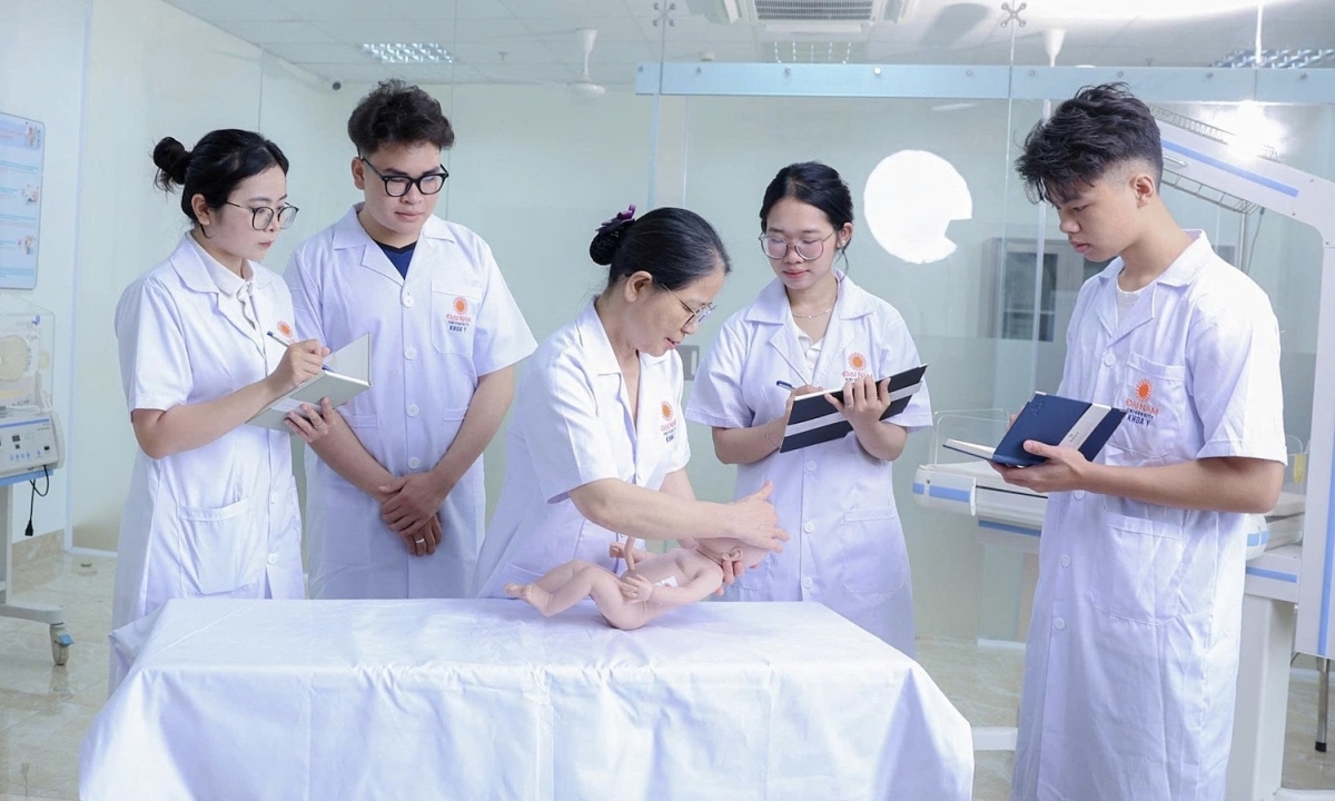 Tuyển sinh ngành Y bằng tổ hợp có Văn, Sử là 'tất yếu'