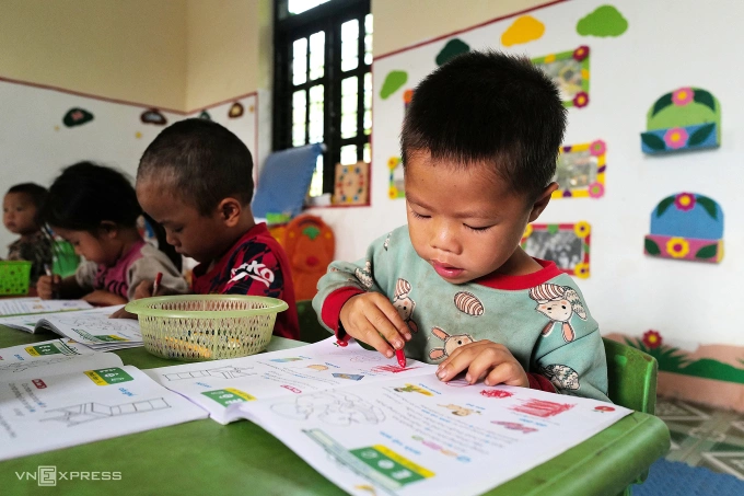 Trẻ tô màu trong giờ học tại điểm trường mầm non Huổi Đá, xã Nậm Kè, tỉnh Điện Biên Ảnh: Ngọc Thành