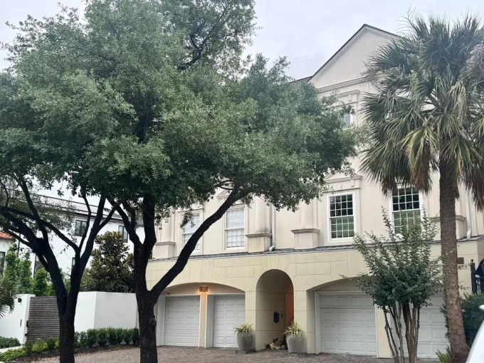 Căn nhà nơi phát hiện thi thể 4 người trong gia đình ở phố Kingston, thành phố Houston. Ảnh: Houston Chronicle