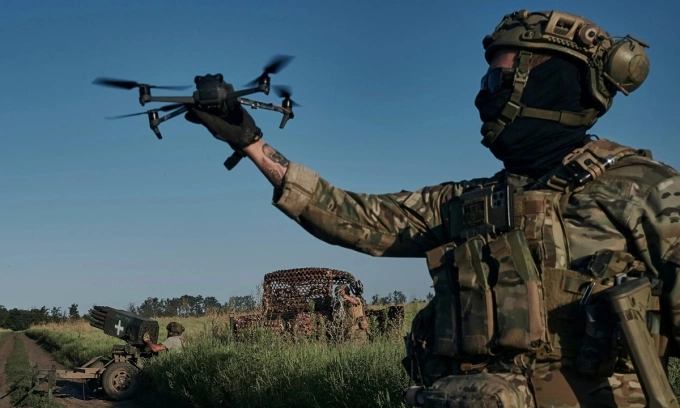 Binh sĩ Ukraine chuẩn bị phóng drone tại tiền tuyến gần Bakhmut, Ukraine, hồi năm 2023. Ảnh: AP