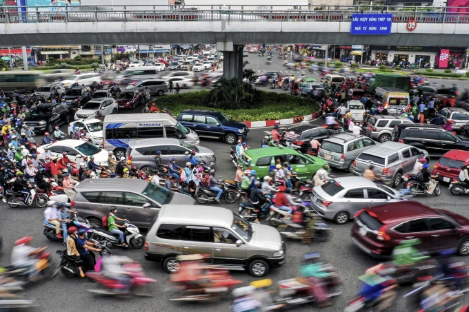Kẹt xe ở khu vực Ngã tư Hàng Xanh. Ảnh: Thanh Tùng