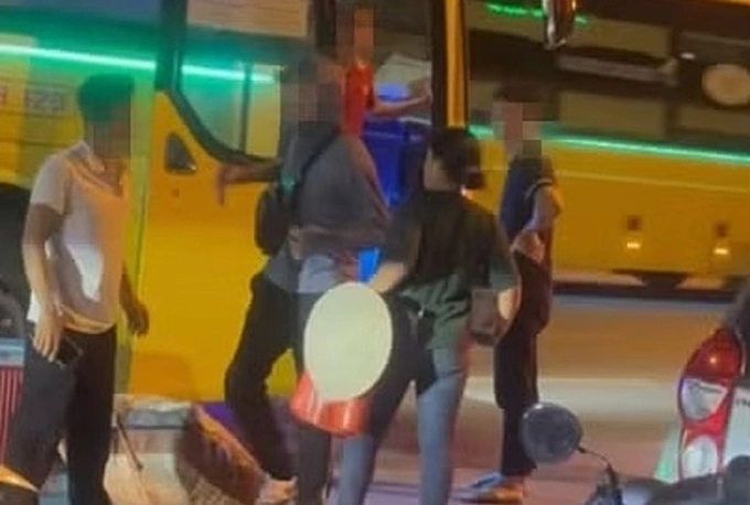Cảnh hai vợ chồng phản ánh bị chặt chém được người dân quay video lại, đăng lên mạng. Ảnh: Cắt từ video