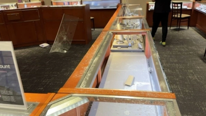 Tủ kính trưng bày trống trơn sau vụ cướp ở tiệm Zales Jewelers trong trung tâm thương mại Stoneridge, bang California. Ảnh: ABC7 News