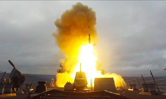 Tàu khu trục USS Paul Ignatius thuộc lớp Arleigh Burke phóng tên lửa phòng không SM-3 trong cuộc diễn tập hồi năm 2021. Ảnh: US Navy