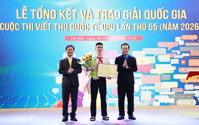 Thứ trưởng Phạm Đức Long trao giải nhất tại Cuộc thi Viết thư Quốc tế UPU cho em Trần Chí Cường. Ảnh: Vietnam Post