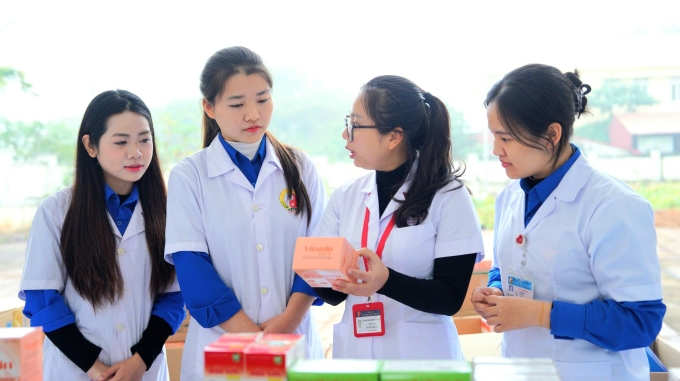 Sinh viên Học viện Y Dược học cổ truyền Việt Nam trong một chương trình khám, cấp phát thuốc miễn phí hồi tháng 1. Ảnh: Fanpage học viện