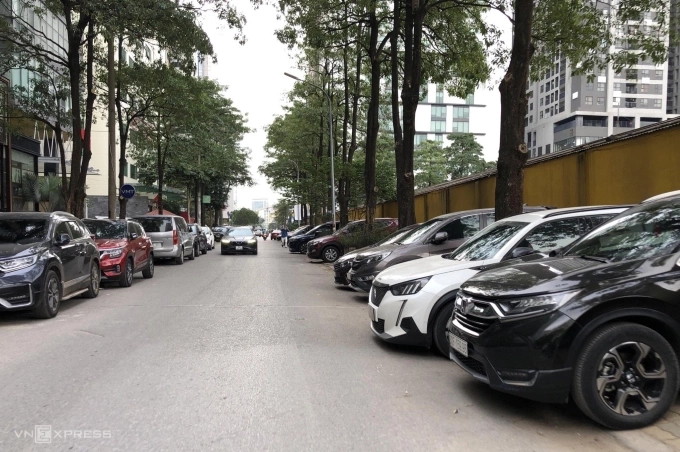 Ôtô đỗ trên đường khu vực Cầu Giấy, Hà Nội. Ảnh: Võ Hải