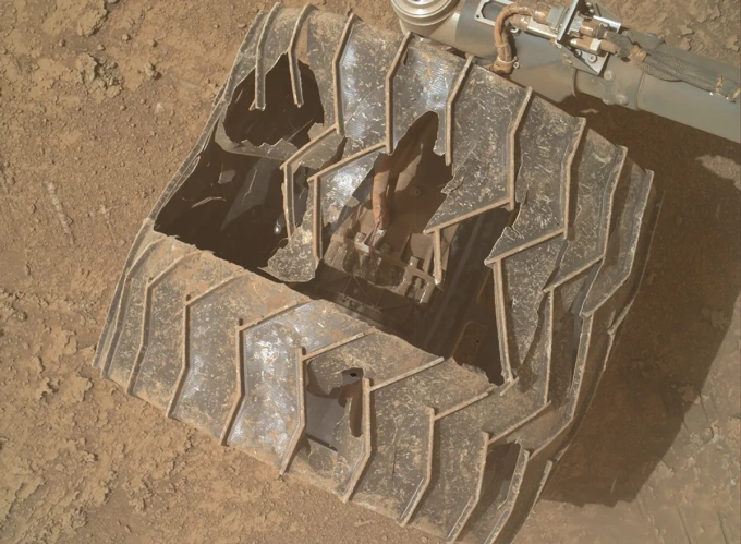 Bánh xe hư hại của robot Curiosity tháng 3/2026. Ảnh: NASA