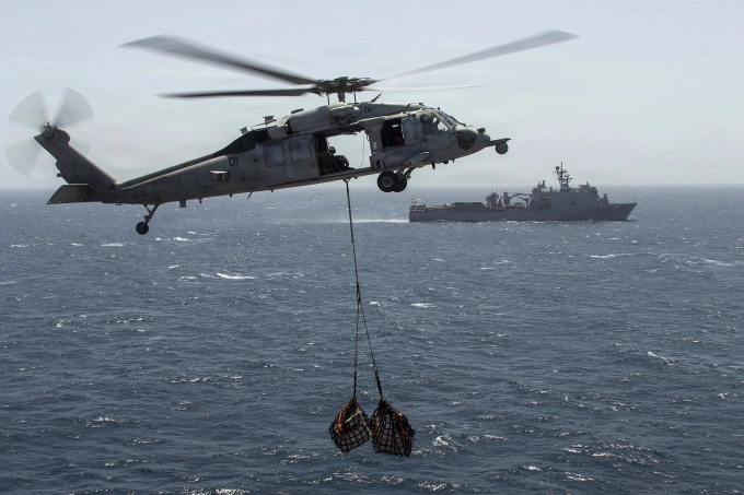 Trực thăng MH-60S Sea Hawk của Mỹ đưa hàng từ tàu USS Rushmore sang tàu đổ bộ USS Tripoli ngày 22/4 tại Trung Đông. Ảnh: US Navy