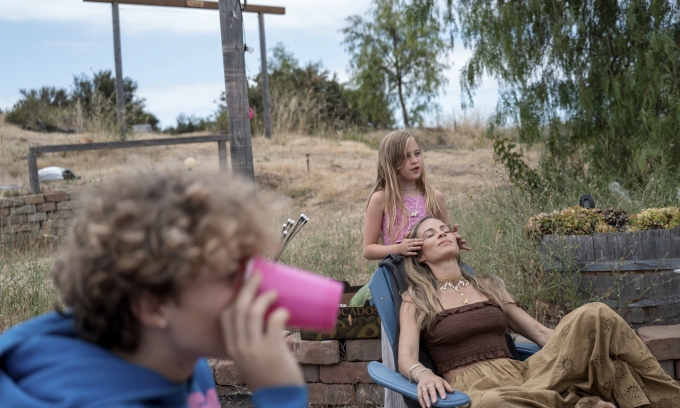 Sophie Jaffe bên con gái Noa tại Malibu, California. Ảnh: WSJ