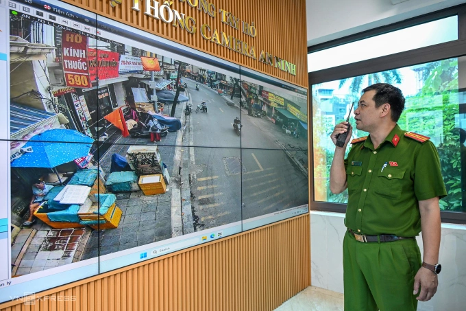 Cán bộ ở trung tâm giám sát sẽ thông báo ngay các vi phạm đến tổ cảnh sát trật tự ngoài hiện trường. Ảnh: Giang Huy