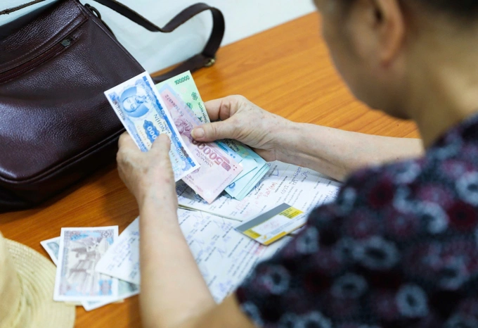 Người cao tuổi Hà Nội nhận lương hưu tại điểm chi trả. Ảnh: Phong Linh