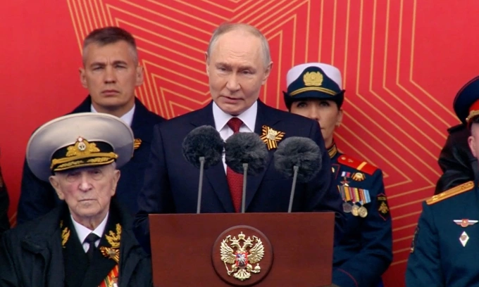 Tổng thống Nga Vladimir Putin phát biểu tại lễ Duyệt binh Chiến thắng ở Moskva hôm 9/5. Ảnh: Reuters