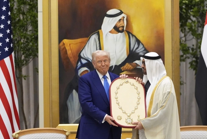 Tổng thống Trump được tặng Huân chương Zayed làm bằng vàng ròng, danh hiệu dân sự cao quý nhất của chính phủ UAE, ngày 15/5/2025. Ảnh: AP