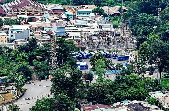 Khu đất làm bến xe buýt trong khuôn viên Đại học Nông Lâm, nằm gần cổng trường phía quốc lộ 1. Ảnh: Giang Anh
