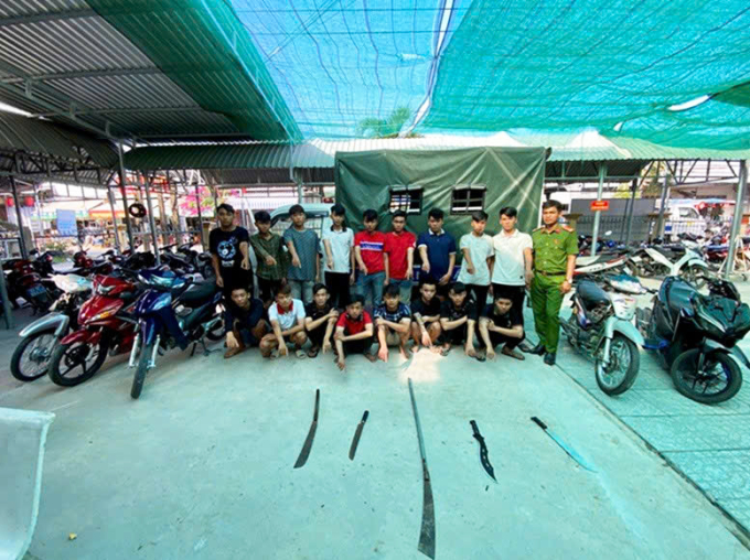 Nhóm thanh, thiếu niên cùng hung khí tại trụ sở công an. Ảnh: An Nam