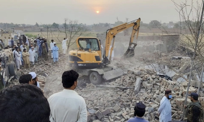 Đồn cảnh sát ở thành phố Bannu, Pakistan, chỉ còn lại đống đổ nát sau cuộc tấn công đêm 9/5. Ảnh: Reuters