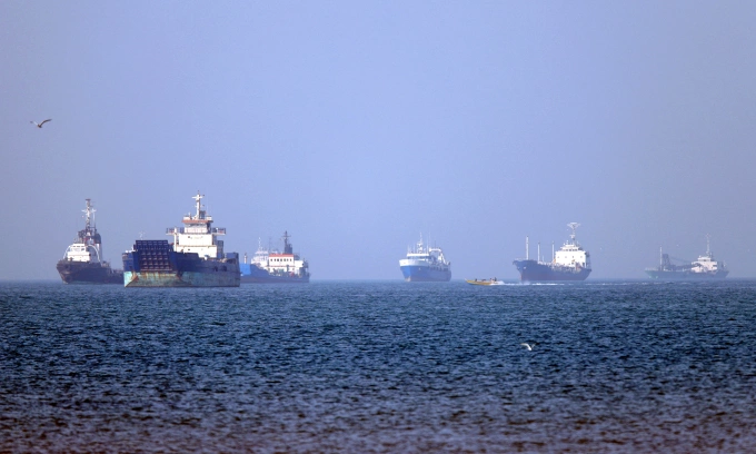 Các tàu ở eo biển Hormuz, ngoài khơi thành phố Bandar Abbas thuộc miền nam Iran hôm 4/5. Ảnh: AFP