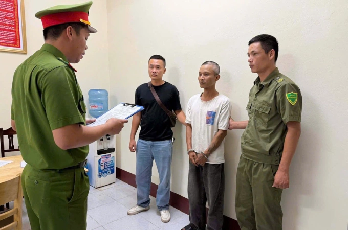 Cơ quan điều tra đọc lệnh bắt giữ Phạm Minh Cường. Ảnh: Công an tỉnh Quảng Trị