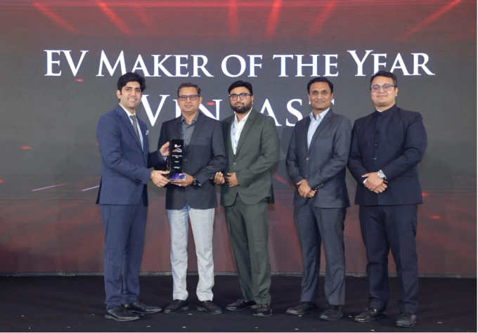 Ông Bhartendu Singh (thứ hai từ trái sang), Giám đốc Marketing VinFast Ấn Độ, nhận giải thưởng từ Ban tổ chức Times Drive Auto Summit and Awards 2026. Ảnh: VinFast