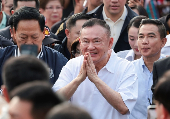 Cựu thủ tướng Thái Lan Thaksin Shinawatra được chào khi ra khỏi nhà tù trung tâm Klong Prem ở Bangkok ngày 11/5. Ảnh: Reuters